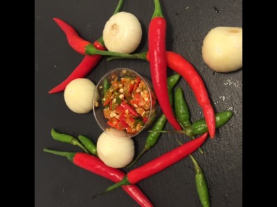 bæger med hakkede friske chili