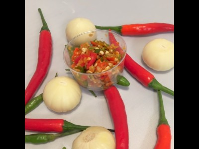 bæger med hakkede friske chili